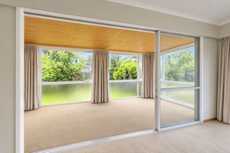 Comfortable Family Home - 3 Bedrooms + Outside Room - Photo 2