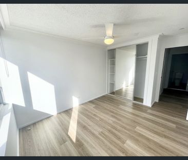 Absolute Beachfront Position | Spacious Renovated Apartment in Ocea... - Photo 3