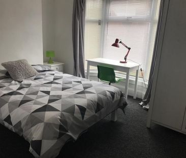 4 bedroom Flat To Let - Photo 4