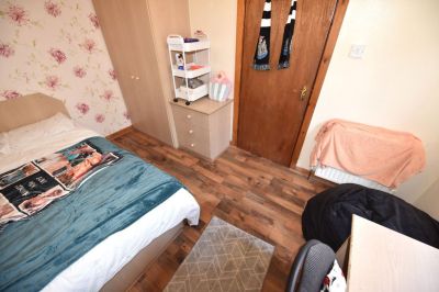 4 bedroom House in John Street, Leeds - Photo 4