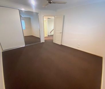 SPACIOUS TOWNHOUSE IN A QUIET STREET - Photo 3