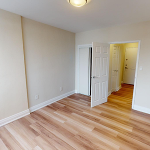 Newly Renovated 2 Bed in - Photo 3