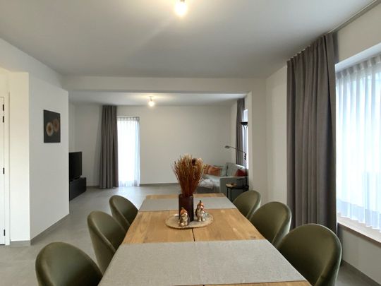 PRACHTIG GERENOVEERDE WONING MET LOODS - Photo 1