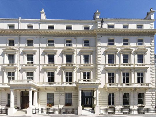 A beautiful apartment located on Princes Gate with a private Terrace leading out onto Princes Gardens. The property offers an abundance of space arranged over four floors. - Photo 1