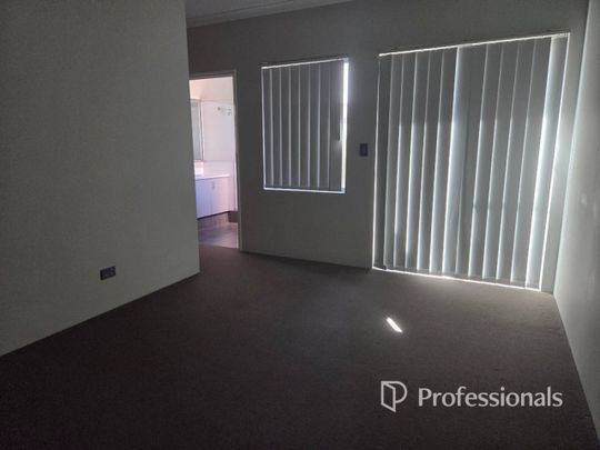 Family living close to beach and city - Photo 1