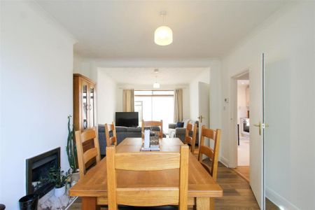 4 bedroom semi-detached house to rent - Photo 4