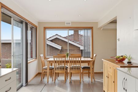 Immaculately presented 3 bedroom family home in a great location - Photo 4