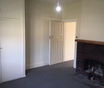 Sunny Two-Bedroom Flat in Convenient Hornby Location - Photo 4