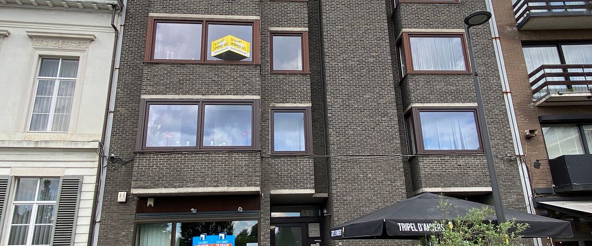 Ruim appartement met 3 slaapkamers en zicht op de markt - Photo 1