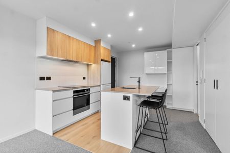 Sleek Epsom Apartment - Photo 5