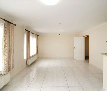 Gelijkvloers wonen met tuintje en autostaanplaats in centrum - Photo 2