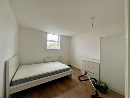 3 bedroom flat to rent - Photo 3