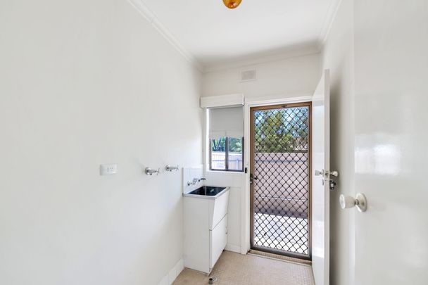 Spacious 2 bedroom unit close to City and Norwood. - Photo 1