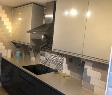3 Bed Terraced House, Burford Close, IG6 - Photo 5