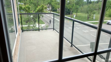 2 Bed + Den Condo For Rent In Westmount - Photo 4