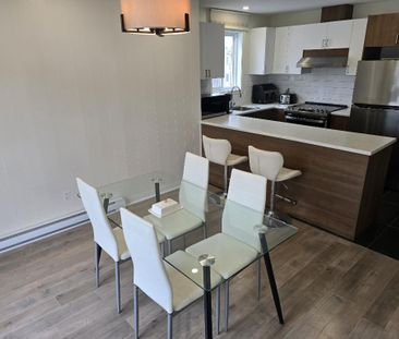 Grand 4 ½ de style condo entièrement rénové – Dernier étage d’un tr... - Photo 1