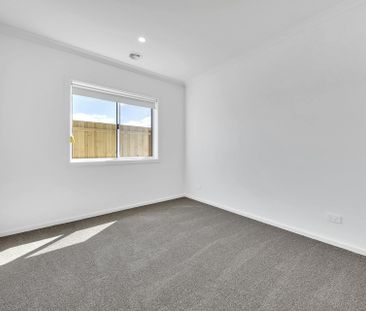 Spacious 4-Bedroom Home with 3 Living Areas & Solar Panels! - Photo 3