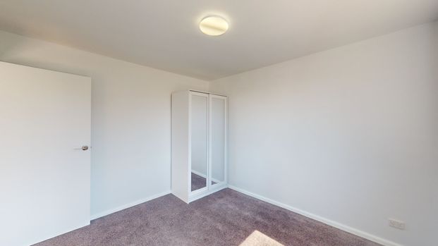 Newly Renovated Apartment & Perfectly Positioned for Convenience! - Photo 1