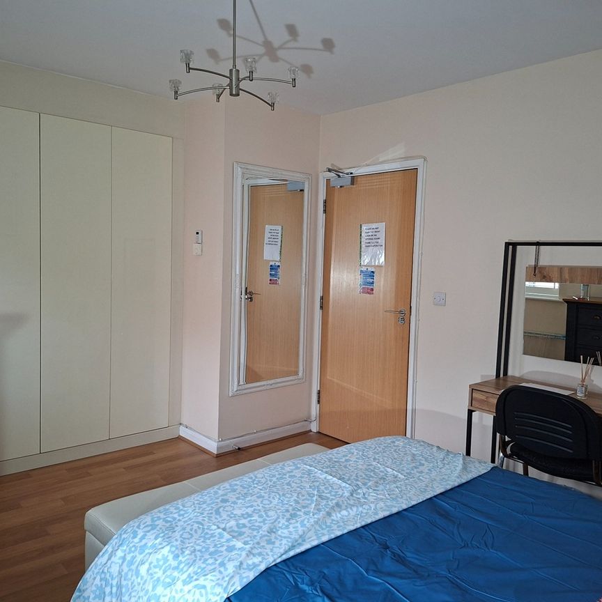 Room in a Shared House, Bankside Avenue, SE13 - Photo 1