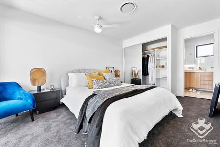 Morden 3 bedroom + 1 Study Nearly New Town House - Photo 4