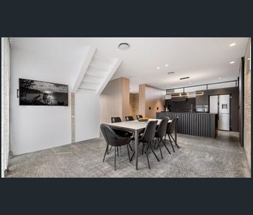 Luxury and custom designed 4 bedroom house. - Photo 3