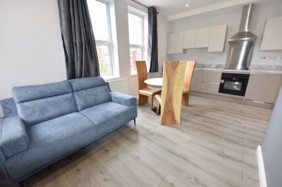 2 bedroom Flat in Flat 2, Leeds - Photo 2