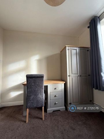 1 bedroom in a house share to rent - Photo 5