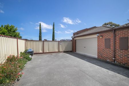 1/94 Hampshire rd, Sunshine, VIC 3020 - Photo 2