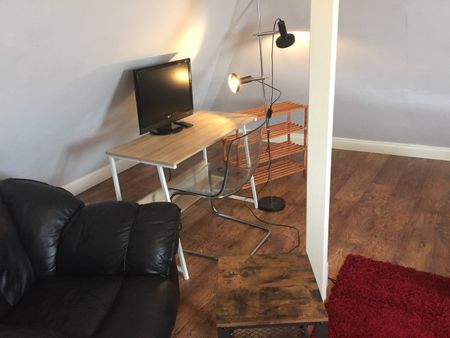 Studio Flat, The Ridgeway, NW9 - Photo 3