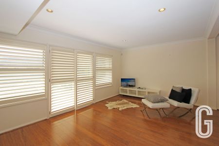 2/3 Hillview Crescent, The Hill NSW 2300 - Photo 3