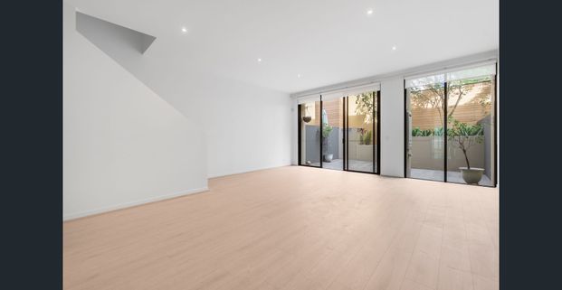 Luxurious coastal living in the heart of Prince Henry - Photo 1