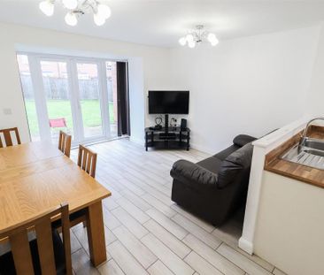 4 bedroom detached house to rent - Photo 2