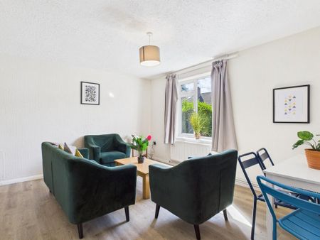 5 bedroom detached house to rent - Photo 2