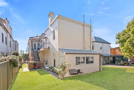 Delightful ground floor art-decor one bedroom flat - Photo 2