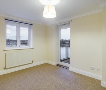 2 bedroom Flat To Let - Photo 3