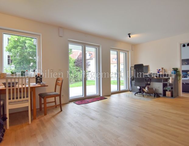 Wunderschöne neuwertige 2-Zimmer-EG-Wohnung mit Terrasse und Tiefgaragenstellplatz! - Foto 1