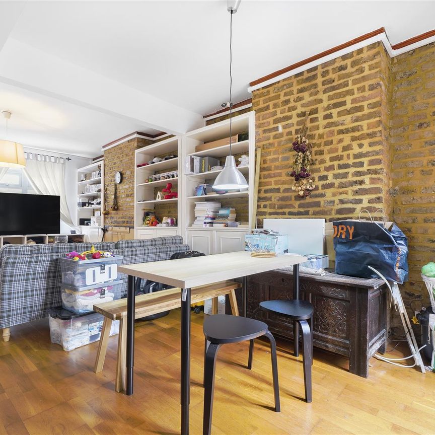 Terraced House To Let - Photo 1