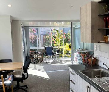 As-new apartment 300m from CBD edge, warm/sunny - Photo 1