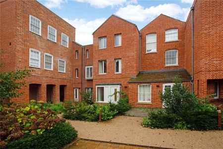 Three bedroom family home in Central Winchester. - Photo 4