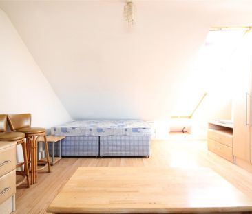 Kingsbridge Crescent, Southall - Photo 6