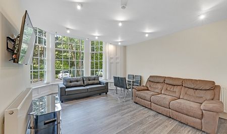 Spacious 4-Bed Ensuite Student Apartment with Large Gardens, Free Parking, Contents Insurance & End of Tenancy Clean - Photo 2