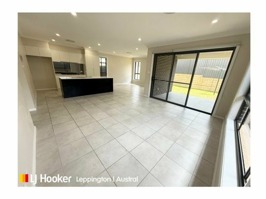 THE PERFECT ENTERTAINER - Photo 1