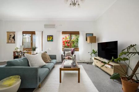 Delightful three-bedroom home with period charm - Photo 5