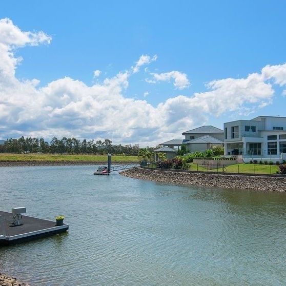 Spacious Waterfront Family Home in Helensvale! - Photo 1