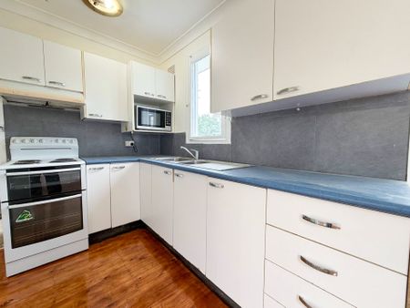 Fresh, Bright & Convenient Living in Macquarie Fields - Photo 4