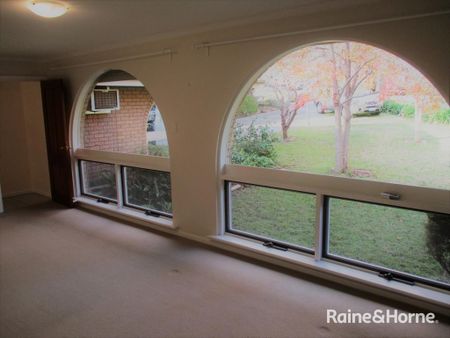 Spacious Family Home with Pool, including fortnightly servicing - Photo 2