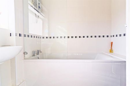 A 1 Bedroom Flat in Hewlett Road GL52 6AD - Photo 4