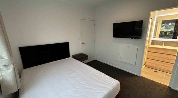 Hot on Hibiscus - Photo 1