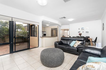 Stunning 3-Bedroom Residence in Karrinyup - Modern Design, Convenient Living! - Photo 5