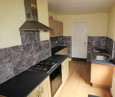 3 bedroom flat to rent - Photo 4
